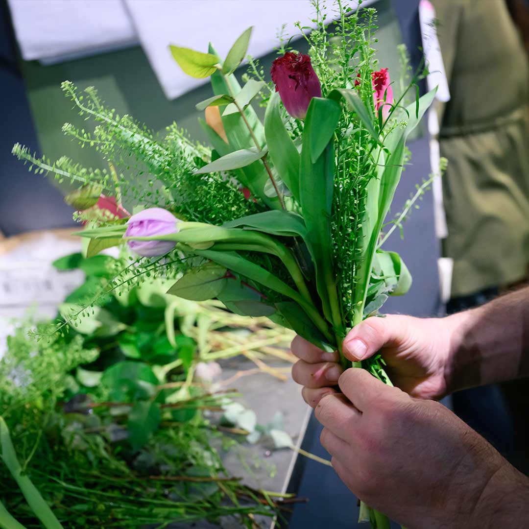 Flosrist binder blomsterbuket hos Blomsterbinderiet i Glostrup