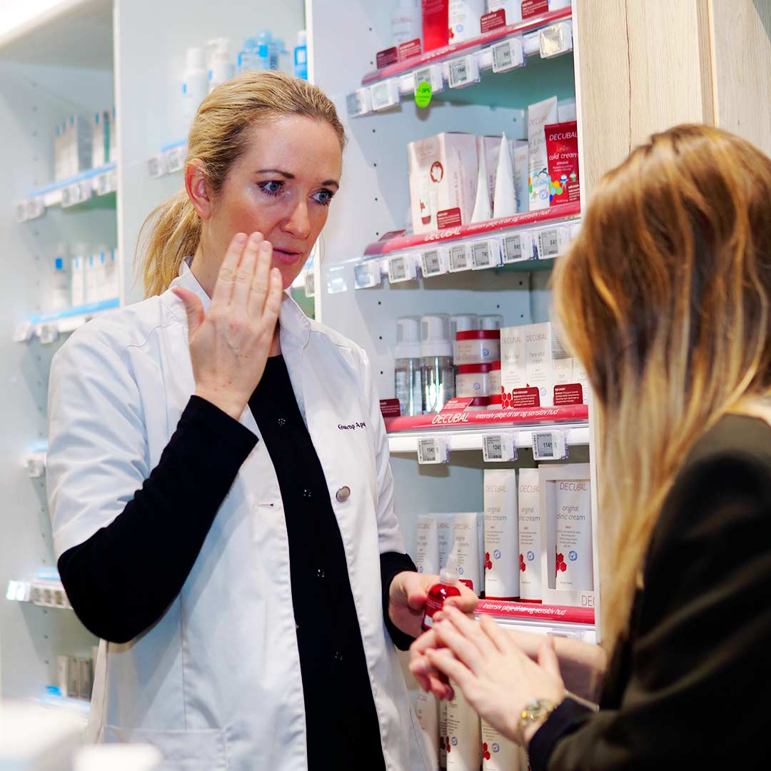 Farmaceut viser hudplejeprodukter på Apoteket Glostrup Shoppingcenter