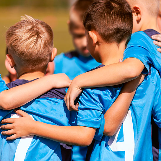 Fodbolddrenge står sammen som et team
