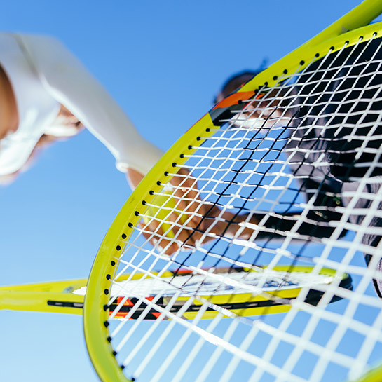 To tennisspillere giver hånd efter en kamp.