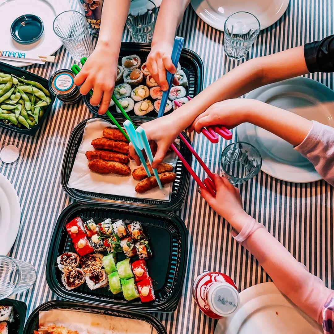 Billede af familie der spiser sushi